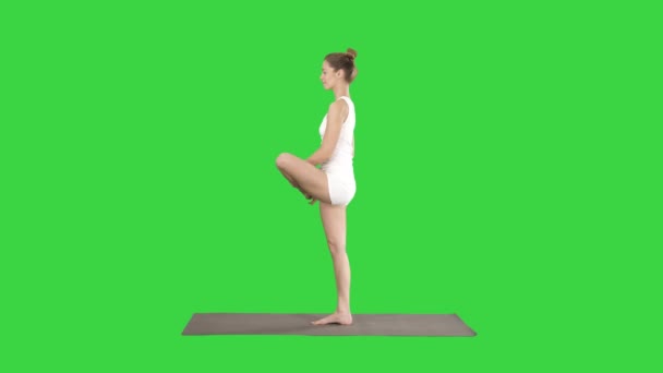 Jeune femme attrayante pratiquant le yoga faisant l'exercice de l'arbre sur un écran vert, Chroma Key . — Video