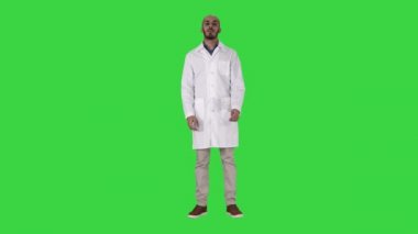 Arap doktor bir yeşil ekranda kamera Talking, Chroma anahtar.