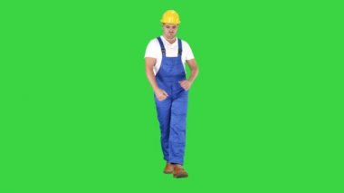 Komik bir şekilde yürüyüş kask ile Workman ve yeşil ekran üzerinde gülüyor, Chroma anahtar.
