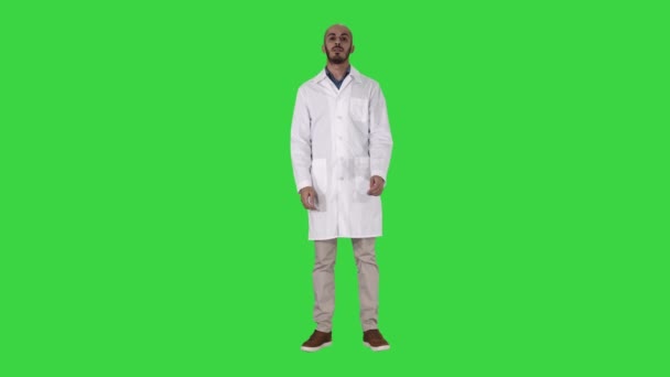 Αραβική γιατρός μιλάει με την κάμερα σε μια πράσινη οθόνη, πλήκτρο αποχρώσεων. — Αρχείο Βίντεο