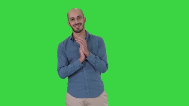 Joven árabe de pie aplaude con sus manos sonriendo en una pantalla verde, Chroma Key . — Vídeo de stock