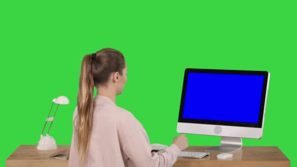 Ελκυστική περιστασιακή επιχειρηματίας που εργάζεται στο γραφείο χρησιμοποιώντας το PC μπλε οθόνης μακέτα οθόνη σε μια πράσινη οθόνη, πλήκτρο αποχρώσεων. — Αρχείο Βίντεο