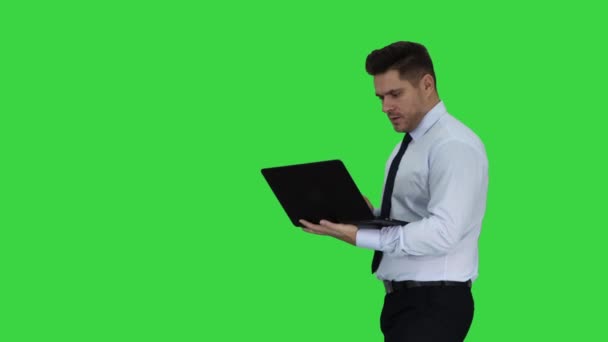 Empresário pressionando o botão play para iniciar ou iniciar projetos ou apresentação no laptop em uma tela verde, Chroma Key . — Vídeo de Stock