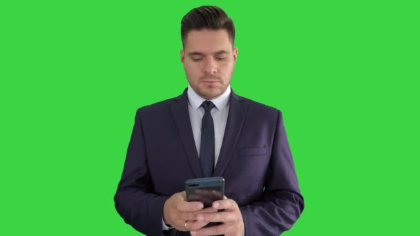 Súlyos üzletember SMS üzenet a telefonon egy zöld képernyő, chroma key. — Stock videók