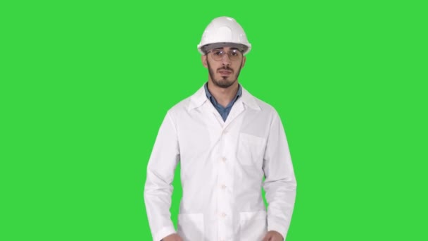 Арабский инженер представляет что-то говорящее с камерой во время прогулки по зеленому экрану, Chroma Key . — стоковое видео