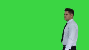 Bir yeşil ekran güvenlik üzerinde hardhat kask koyarak işadamı, Chroma anahtar.