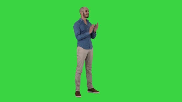 Handsom árabe aplaudiendo sus manos en una pantalla verde, Chroma Key . — Vídeos de Stock