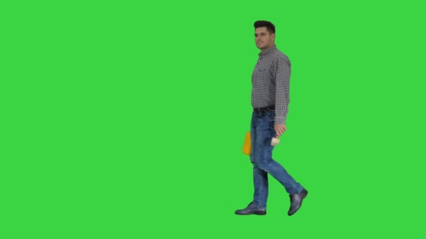 Uomo casual con pennello e un po 'di liquido cercando cosa dipingere e sorridente alla fotocamera su uno schermo verde, Chroma Key . — Video Stock