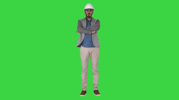 자신감 있는 건설 엔지니어 건축가 젊은 남자 헬멧에 손으로 접힌 녹색 화면, 크로마 키. — 비디오