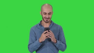 Gündelik Adam Yeşil Ekranda Mesaj Yazma Cep Akıllı Telefon Kullanma, Chroma Anahtar.