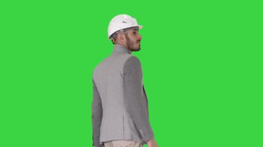 Yeşil ekran üzerinde kask yürüyüş mühendisi, Chroma anahtar.