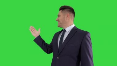 İş adamı ürün işaret ve yeşil ekran üzerinde kamera konuşurken, Chroma anahtar.