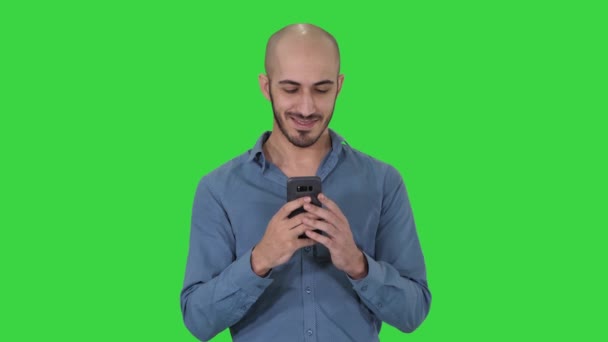 L'homme occasionnel utilisant le message d'écriture de téléphone intelligent de cellule sur un écran vert, clé de Chroma . — Video