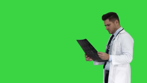 Neurocirurgião observando ressonância magnética, examinando o progresso da doença em uma tela verde, Chroma Key . — Vídeo de Stock