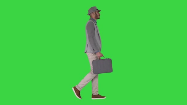 Mann in lässigem Gang mit Aktentasche auf grünem Bildschirm, Chroma-Schlüssel. — Stockvideo