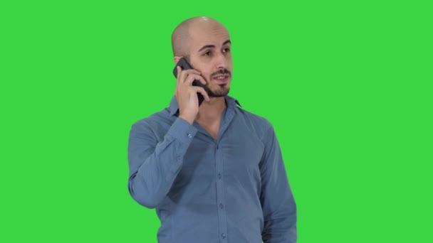 Αραβικός άνθρωπος που μιλάει στο τηλέφωνο σε μια πράσινη οθόνη, πλήκτρο αποχρώσεων. — Αρχείο Βίντεο