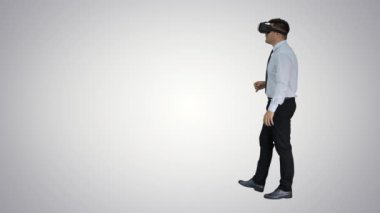 Vr gözlük takan genç işadamı gradyan arka planda geleceğin teknolojisinin konsepti.