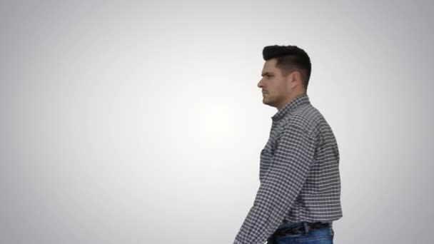 Casual man lopen op gradiënt achtergrond. — Stockvideo