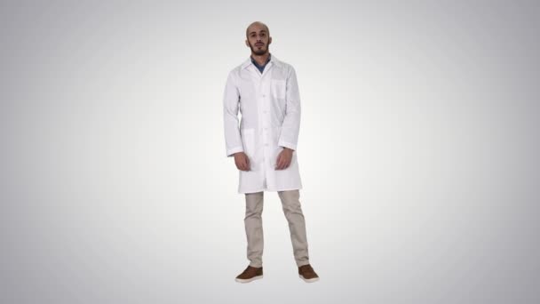 Doctor man is een beetje nerveus en bang staande op gradiënt achtergrond. — Stockvideo