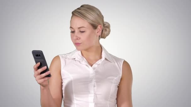 Menina jovem lendo a partir da tela do telefone móvel, Alpha Channel — Vídeo de Stock
