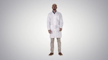 Arbistanlı Doktor, gradyan arkaplanda Kamerayla Konuşuyor.