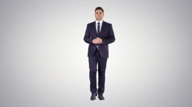 Düşünceli iş adamı değişken arka planda yürüyor..