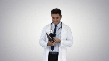 Doktor okuma Hasta veya Recepie veya degrade arka plan üzerine Ders Kitabı Tıbbi Raporu.