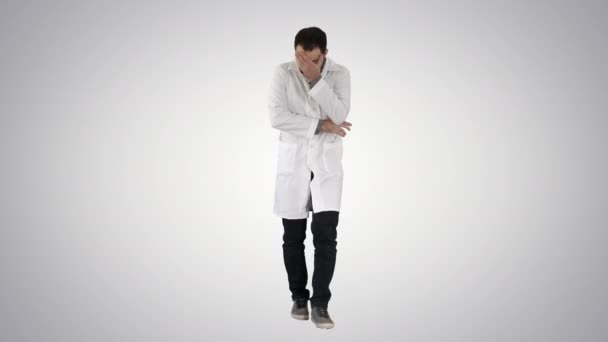 Tired doctor walking on gradient background. — Stock Video