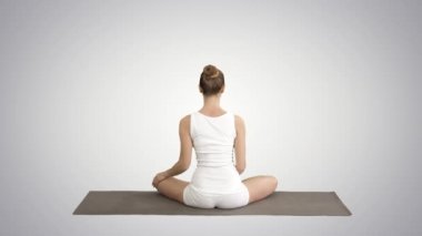 Yoga yoga egzersiz yapıyor Sakin güzel kadın degrade arka planda poz yoga.