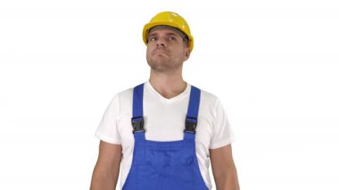 İnşaat işçisi çalışmanın sonuçlarından memnun değil. Beyaz arka planda hayal kırıklığına uğradı..