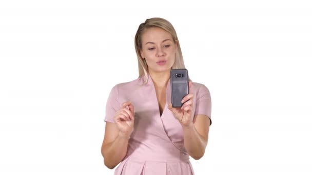 Güzel sarışın baş bayan beyaz arka planda cep telefonu kullanarak görüntülü arama yapma. — Stok video