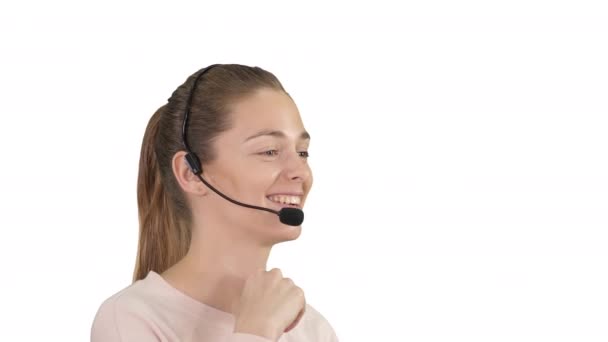 Bella operatore call center con auricolare parlare su sfondo bianco . — Video Stock