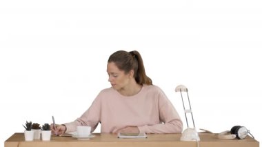 Mutlu öğrenci eğitim ve beyaz arka plan üzerinde bir dijital tabletten notlar alarak öğrenme.