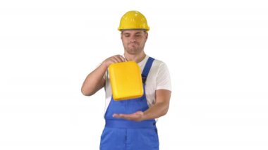 İnşaat işçisi beyaz arka planda teneke kutuda inşaat malzemesi reklamı yapıyor..