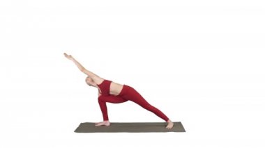 Yoga yapan genç bir kadın, Utthita Parsvakonasana 'da beyaz arka plan egzersizini bitiriyor..