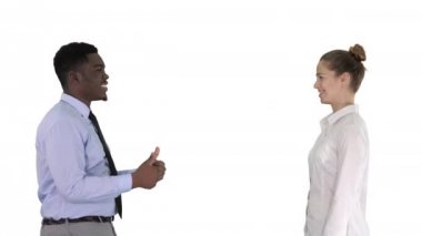 Resmi giyinmiş genç kadın ve genç adam beyaz arka planda beşlik çakıyor..