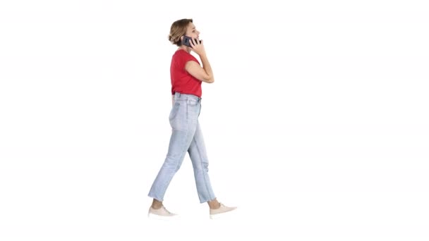 Gyönyörű fiatal lány birtoklás egy telefonhívás séta fehér háttér. — Stock videók