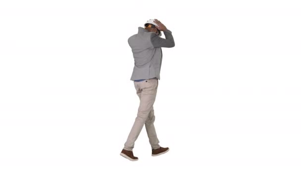 Arabisk ingenjör med hatt promenader Säkerhetskoncept på vit bakgrund. — Stockvideo