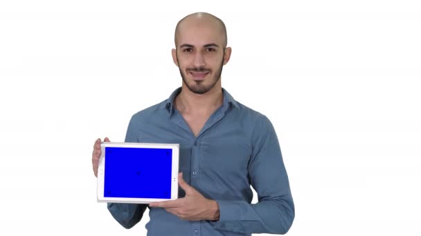 Smiling casual man presenting a tablet with a blank screen on white background. — Stock Video
