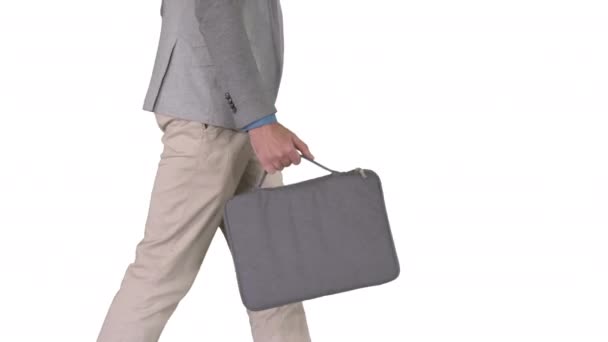 Hombre en caminata casual con maletín sobre fondo blanco . — Vídeos de Stock