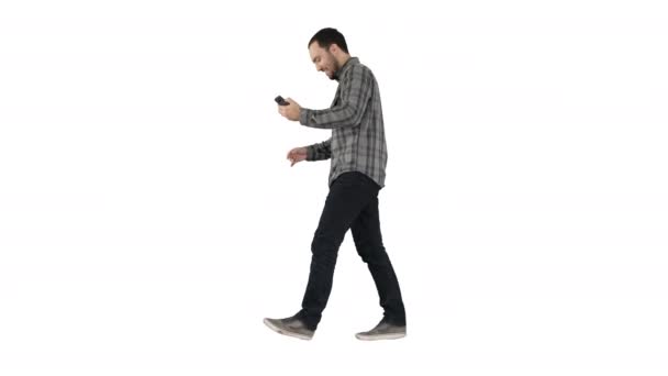Homem atraente com cabelo escuro curto verificando fotos depois de fazer selfie no fundo branco . — Vídeo de Stock