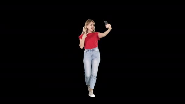 Prachtige witte vrouwelijke modelbouw selfie tijdens het lopen, alfakanaal — Stockvideo