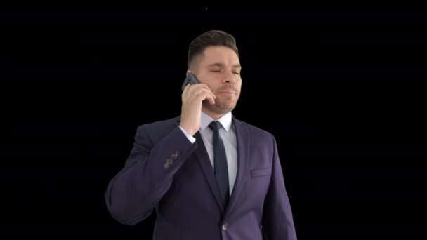 Uomo d'affari caucasico che risponde a diverse chiamate gravi e concentrate, Alpha Channel — Video Stock