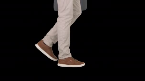男人的脚走在牛仔裤和运动鞋，阿尔法频道 — 图库视频影像