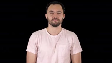 Genç mutlu adam kameraya gülümseyen ve yürüme, alfa kanalı t-shirt