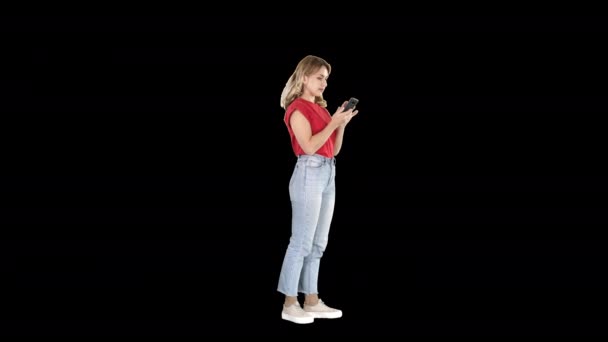 Sorridente donna casual in possesso di smartphone utilizzando, Alpha Channel — Video Stock