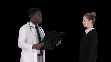 Doktor, hastaya röntgen sonuçlarını gösteriyor. Sonra da Alfa Kanalı 'ndan ayrılıyor.