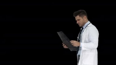 Doktor beyin MR sonucuna bakıyor ve Alfa Kanalı 'nda yanlış tanı koyuyor.