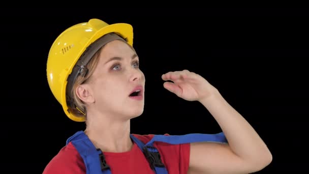 Engenheiro de construção mulher trabalhador fascinado pela escala de construção, Alpha Channel — Vídeo de Stock