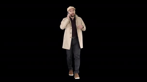 Бізнесмен восени пальто ходьбі і говорити по телефону, Альфа-канал — стокове відео